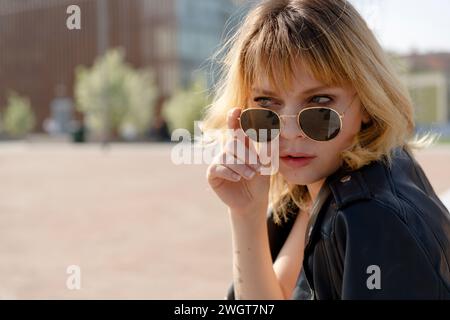 Eine junge Frau in der Stadt, Mailand, Italien. Stockfoto