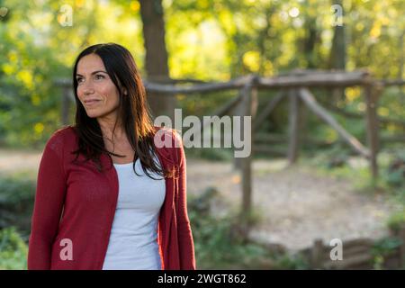 Brünette Frau im Herbst, Mailand, Italien Stockfoto