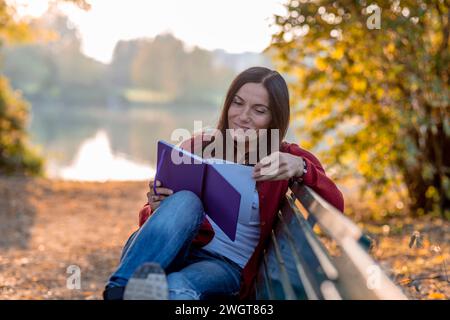 Brünette Frau im Herbst, Mailand, Italien Stockfoto