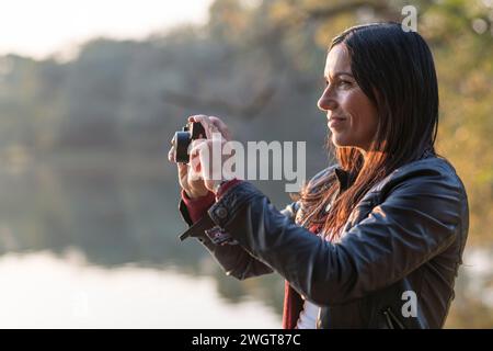 Brünette Frau im Herbst, Mailand, Italien Stockfoto