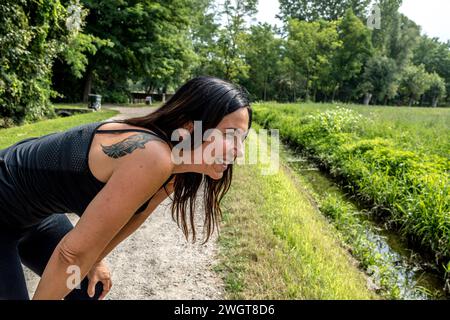 Fitness-Frau im Park, Mailand, Italien. Stockfoto