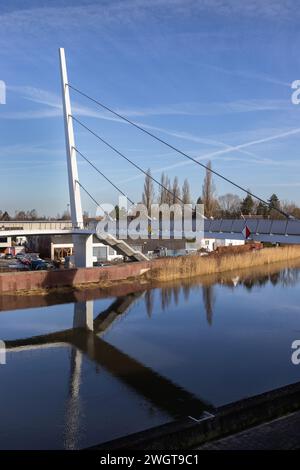 WETTEREN, BELGIEN, 1. FEBRUAR 2024: Blick auf die neue Radbrücke über die Schelde in Wetteren. Entwickelt von ZJA, seit 2018 im Einsatz, verbindet sie beide Stockfoto