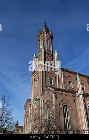 Blick auf die Kirche St. aus der Mitte des 19. Jahrhunderts Gertrudes (Sint Gertrudis) in Wetteren, Ostflandern, Belgien. Stockfoto