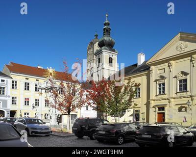 Krems, Österreich - 04. November 2023: Platz und Gebäude in der Stadt an der Donau in Niederösterreich Stockfoto