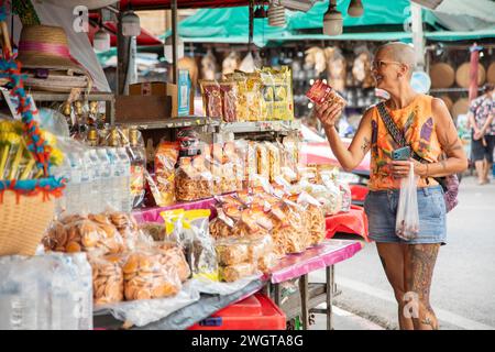 Frau mittleren Alters Alleinreisender auf einem Gewürzmarkt im Norden Thailands Stockfoto