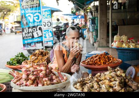 Frau mittleren Alters Alleinreisender auf einem Gewürzmarkt im Norden Thailands Stockfoto