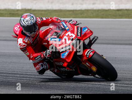 Kuala Lumpur, Malaysia. Februar 2024. Die italienische Fahrerin Enea Bastianini vom Ducati Lenovo Team im Einsatz während des Sepang MotoGP Offiziellen Tests auf dem Sepang International Circuit. Quelle: SOPA Images Limited/Alamy Live News Stockfoto