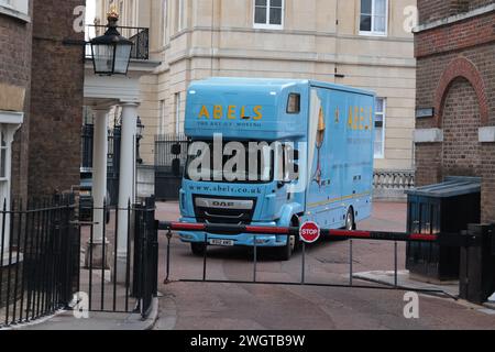 London, Großbritannien. Februar 2024. Ein Umzugswagen verlässt Clarence House im Zentrum von London, der Residenz von König Karl III. Es wird angenommen, dass der König Möbelstücke mit sich herumbewegt, wenn er umzieht. Buckingham Palace gab gestern bekannt, dass bei König Charles eine Krebsform diagnostiziert wurde, die bei einer kürzlich durchgeführten Behandlung einer vergrößerten Prostata entdeckt wurde. Foto: Ben Cawthra/SIPA USA Credit: SIPA USA/Alamy Live News Stockfoto