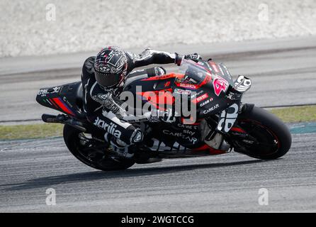 Kuala Lumpur, Malaysia. Februar 2024. Der spanische Fahrer Aleix Espargaro von Aprilia Racing in Aktion während des Sepang MotoGP Offiziellen Tests auf dem Sepang International Circuit. (Foto: Wong Fok Loy/SOPA Images/SIPA USA) Credit: SIPA USA/Alamy Live News Stockfoto