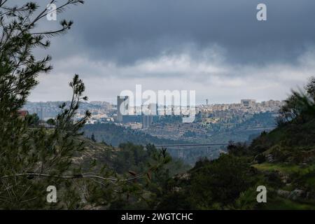 Ein trüber Wintertag, mit Sturmwolken über dem nördlichen Jerusalem, Israel, von den Judäa-Bergen aus gesehen. Stockfoto