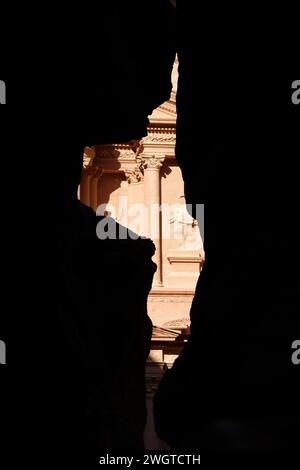 Blick auf die alte Schatzkammer von Petra Jordan vom schmalen Eingang der Siq-Schlucht aus Stockfoto