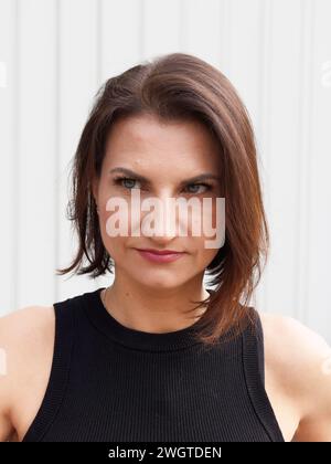 Junge Frau draußen, Mailand, Italien. Stockfoto