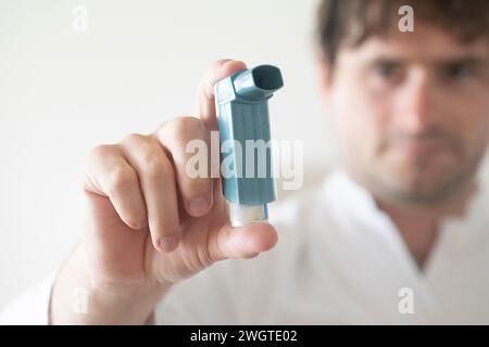 Arzt, der ein Asthmaspray in Hishand hält Stockfoto