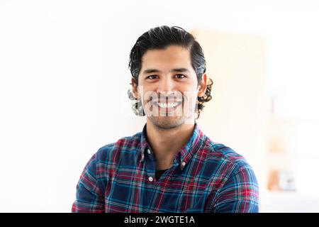 Junger Mann Porträt zu Hause Stockfoto