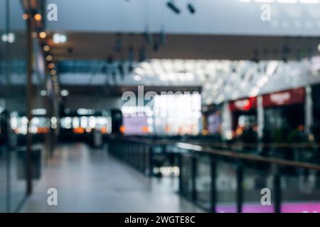 Einkaufszentrum, defokussiert. Unscharfer Hintergrund beim Einkaufen. Stockfoto