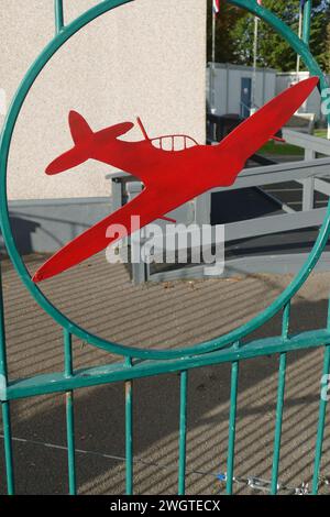 Spitfire-Logo am Tor des Tangmere Military Aviation Museum - West Sussex Stockfoto