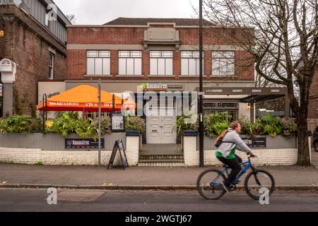 Haywards Heath, 5. Januar 2024: Banana Tree Restaurant, ein ehemaliges Kino Stockfoto