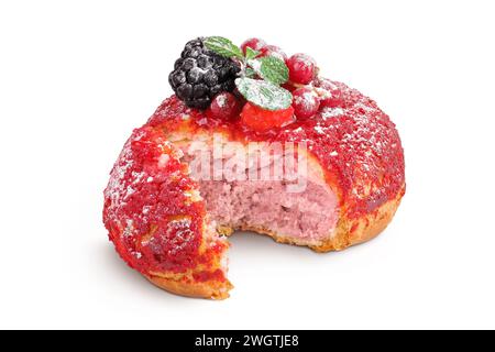 Kuchen-Shu-Eclairs mit Beeren und rotem Crumble isoliert auf weißem Hintergrund Stockfoto