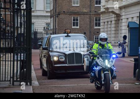 London, England, Großbritannien. Februar 2024. KÖNIG KARL III. Verlässt Clarence House nach einem Besuch von Prinz Harry, nachdem bekannt gegeben wurde, dass bei dem König Krebs diagnostiziert wurde. (Kreditbild: © Vuk Valcic/ZUMA Press Wire) NUR REDAKTIONELLE VERWENDUNG! Nicht für kommerzielle ZWECKE! Stockfoto