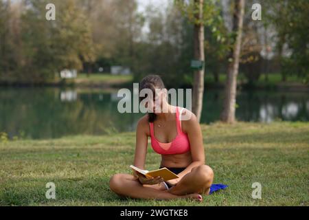 Junge Fitness-Frau, Zibido San Giacomo MI, Italien Stockfoto