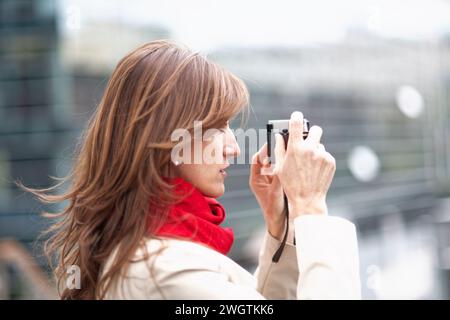 Schöne Frau im Freien, Mailand, Italien. Stockfoto