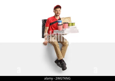 Ein Typ mit einer Tasche und Kisten, der auf einer leeren Platte sitzt, isoliert auf weißem Hintergrund Stockfoto