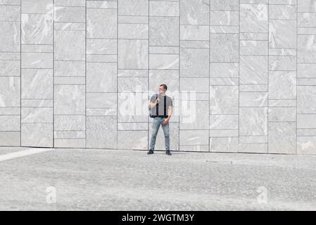 Mann mit Bart draußen, Mailand, Italien. Stockfoto