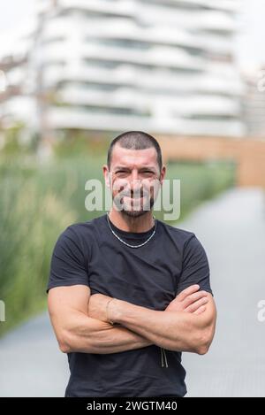 Mann mit Bart draußen, Mailand, Italien. Stockfoto