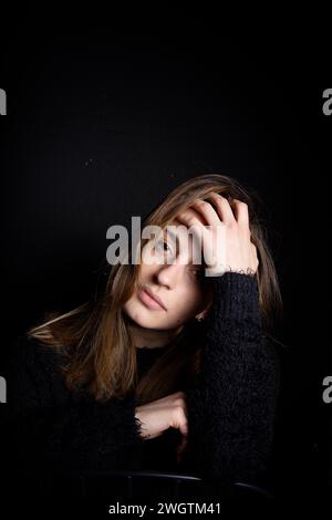 Junge Frau drinnen, Mailand, Italien. Stockfoto