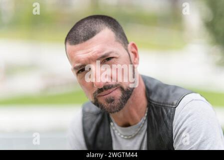 Mann mit Bart draußen, Mailand, Italien. Stockfoto