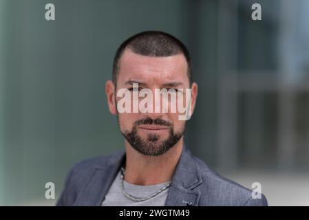 Mann mit Bart draußen, Mailand, Italien. Stockfoto