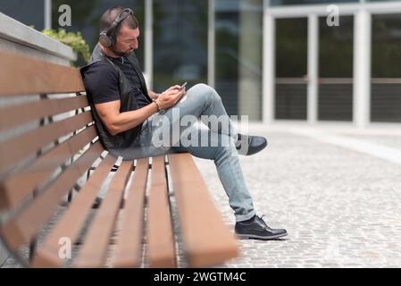 Mann mit Bart draußen, Mailand, Italien. Stockfoto
