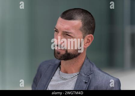 Mann mit Bart draußen, Mailand, Italien. Stockfoto