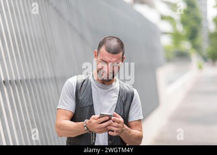 Mann mit Bart draußen, Mailand, Italien. Stockfoto