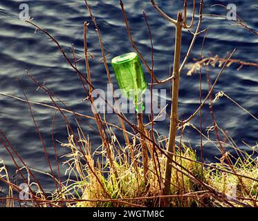 Glasgow, Schottland, Großbritannien. Februar 2024. Wetter in Großbritannien: Nach den Überschwemmungen sahen Einheimische auf dem Schleppweg des Forth und clyde Kanals im Norden der Stadt. Credit Gerard Ferry/Alamy Live News Stockfoto