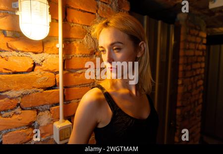 Junge blonde Frau drinnen, Mailand, Italien. Stockfoto