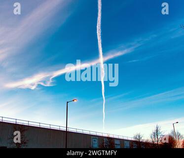 Glasgow, Schottland, Großbritannien. Februar 2024. Wetter in Großbritannien: Nach den Überschwemmungen sahen Einheimische auf dem Schleppweg des Forth und clyde Kanals im Norden der Stadt. Credit Gerard Ferry/Alamy Live News Stockfoto