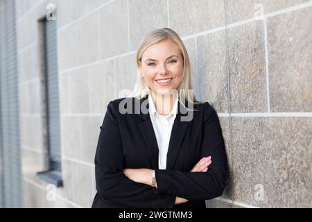 Geschäftsfrau mit langen blonden Haaren Stockfoto