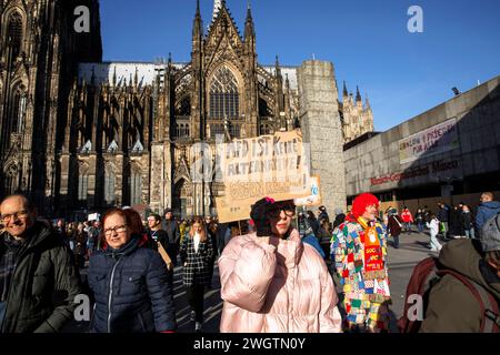 Menschen protestieren vor dem Dom gegen Rechtsextremismus und AFD, für Demokratie und Grundrechte, Köln. Januar 202 Stockfoto