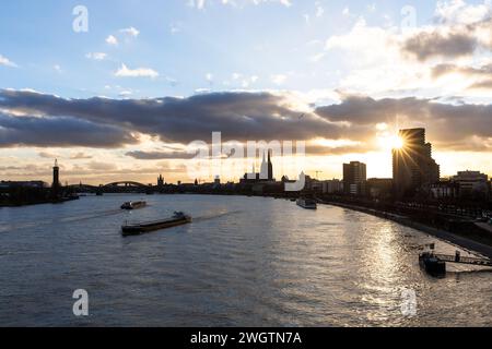 Blick von der Zoobrücke über den Rhein auf den Dom und die Stadt Köln. Blick von der Zoobruecke ueber den Rhein zum Zentrum un Stockfoto