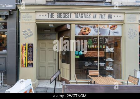 Die größten Toasties Großbritanniens serviert in diesem Café, High Street, Lincoln City, Lincolnshire, England, UK Stockfoto