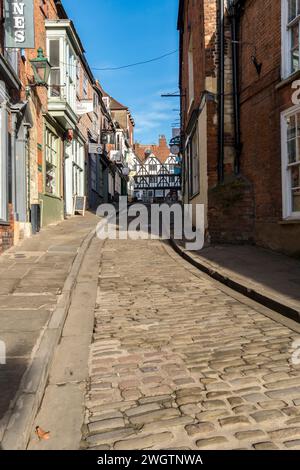 Blick auf den höheren steilen Hügel in der Wintersonne, Lincoln City, Lincolnshire, England, Großbritannien Stockfoto