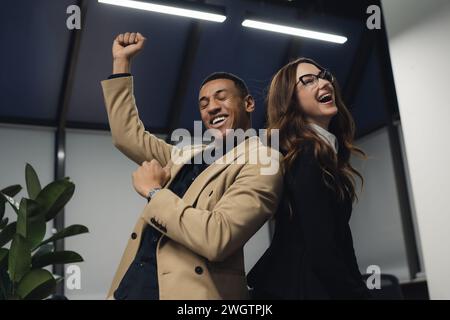 Begeisterte Mitarbeiter, die den Erfolg ihrer Teamarbeit feiern. Stockfoto