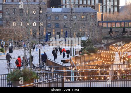 Die Lichter der Lower Stable Street am Coal Drops Yard mit Tom Dixon im historischen Gebäude dahinter, am Kings Cross im Norden Londons, Großbritannien Stockfoto