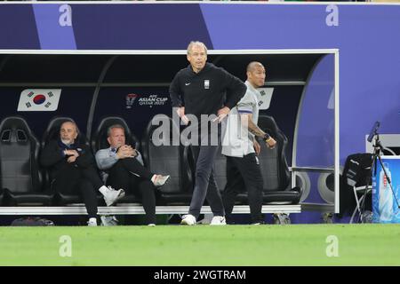 Doha, Katar. Februar 2024. DOHA, KATAR - 06. FEBRUAR: Cheftrainer Juergen Klinsmann aus Südkorea reagiert beim Halbfinalspiel des AFC Asian Cup zwischen Jordanien und Südkorea im Ahmad bin Ali Stadium am 06. Februar 2024 in Doha, Katar Credit: MB Media Solutions/Alamy Live News Stockfoto