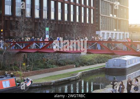 Spaziergang über die Esperance Bridge zwischen Kings Cross und Granary Square an einem frischen Wintertag im Norden Londons, Großbritannien Stockfoto