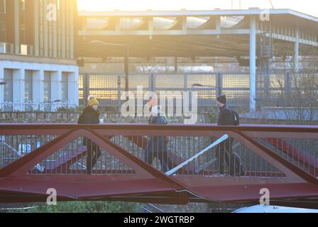 Spaziergang über die Esperance Bridge zwischen Kings Cross und Granary Square an einem frischen Wintertag im Norden Londons, Großbritannien Stockfoto