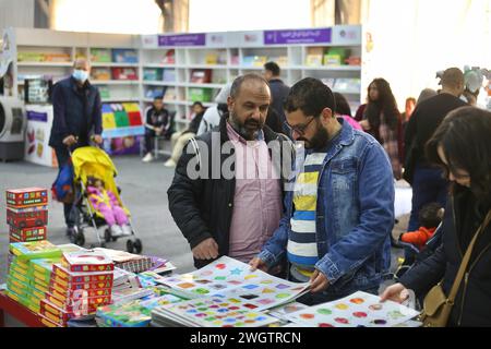 Kairo, Ägypten. Februar 2024. Am 6. Februar 2024 besuchen Besucher die internationale Buchmesse von Kairo im Ägyptischen International Exhibition Center in Kairo, Ägypten. 51 Länder nehmen an der 55. Ausgabe der Internationalen Buchmesse in Kairo Teil, die vom 26. Januar bis 6. Februar 2024 stattfindet. (Foto: Mahmoud Elkhwas/NurPhoto)0 Credit: NurPhoto SRL/Alamy Live News Stockfoto