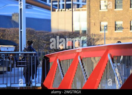 Spaziergang über die Esperance Bridge zwischen Kings Cross und Granary Square an einem frischen Wintertag im Norden Londons, Großbritannien Stockfoto