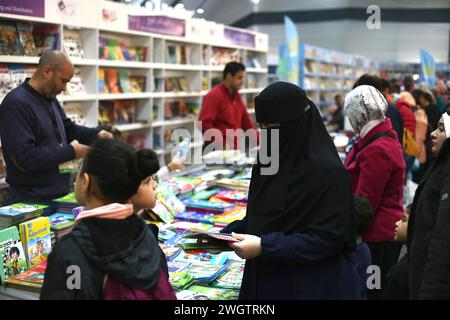 Kairo, Ägypten. Februar 2024. Am 6. Februar 2024 besuchen Besucher die internationale Buchmesse von Kairo im Ägyptischen International Exhibition Center in Kairo, Ägypten. 51 Länder nehmen an der 55. Ausgabe der Internationalen Buchmesse in Kairo Teil, die vom 26. Januar bis 6. Februar 2024 stattfindet. (Foto: Mahmoud Elkhwas/NurPhoto)0 Credit: NurPhoto SRL/Alamy Live News Stockfoto